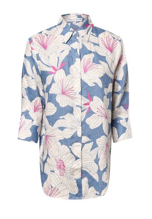 Chemise bleue boutonnée avec un grand imprimé floral blanc et rose et des manches trois-quarts.