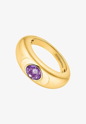 Anillo de oro con un diseño liso y redondeado que cuenta con una prominente piedra preciosa ovalada de color púrpura engastada en un chatón. Interior grabado con el nombre de la marca.