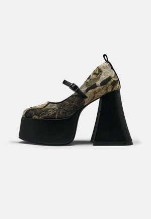 Scarpa Mary Jane con plateau alto, tacco largo nero spesso e tomaia con motivo floreale a tappezzeria con sottile cinturino nero e fibbia.