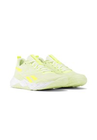 Zapatillas deportivas verde claro con parte superior de malla, suela de goma, acentos amarillos brillantes y detalles texturizados en la punta y los laterales.