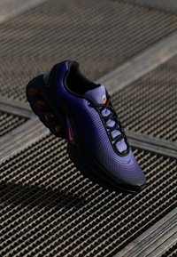 Nike Sportswear AIR MAX DN SE - Sapatilhas - medium violet/total orange/voltage purple/black