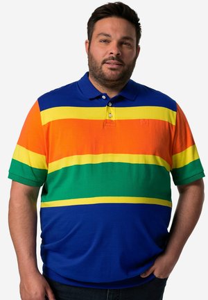 Maglietta polo da uomo con strisce orizzontali arancioni, gialle, verdi e blu. Maniche corte, colletto con due bottoni e materiale in cotone.