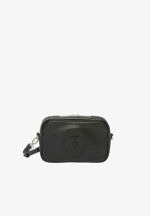 Czarna skórzana prostokątna torba z zamknięciem na zamek, wytłoczonym logo z przodu i regulowanym paskiem. Gładka tekstura i minimalistyczny design.