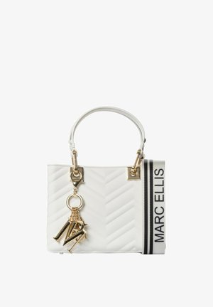 Borsa a tracolla bianca trapuntata con forma strutturata, hardware dorato, charm decorativo e tracolla con la scritta "MARC ELLIS" in nero.