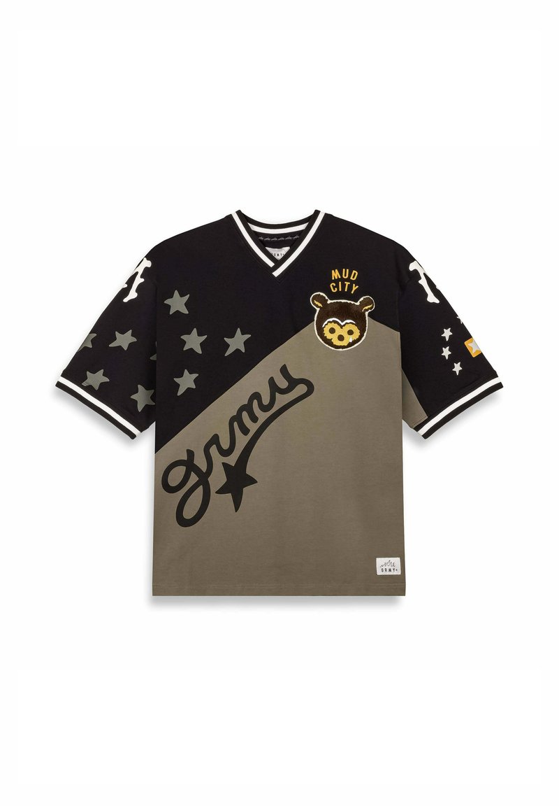Camisa de manga corta con cuello en V, que presenta una mezcla de negro y verde oliva, patrones de estrellas y un oso bordado con "Mud City."