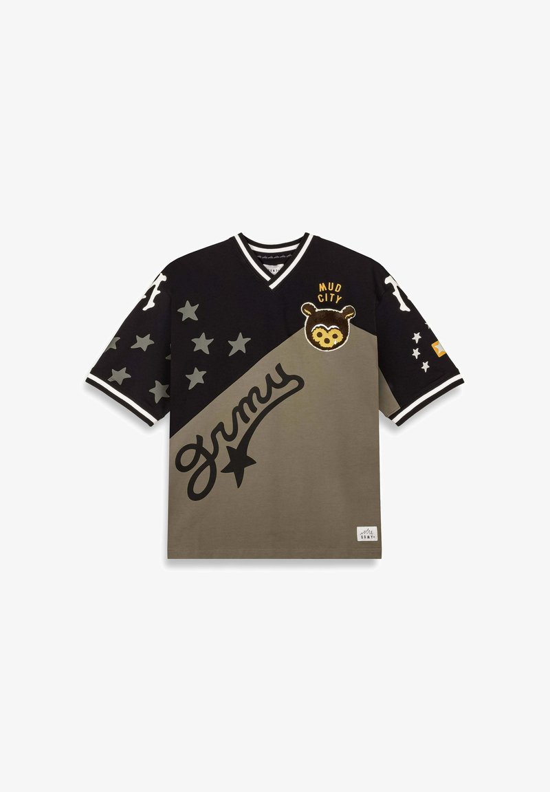 Camisa de manga corta con cuello en V, que presenta una mezcla de negro y verde oliva, patrones de estrellas y un oso bordado con "Mud City."