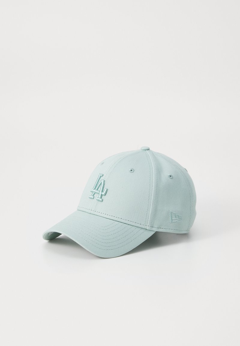 Boné de beisebol azul claro com logo LA bordado, coroa estruturada e aba curva. Feito de um tecido texturizado com seis buracos de ventilação.