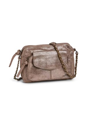 Petit sac bandoulière en cuir marron métallisé avec poche avant à rabat et une bandoulière tressée sur fond blanc.