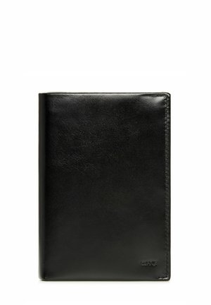 Czarny skórzany portfel o gładkiej fakturze, prostokątnym kształcie i subtelnych detalach przeszyć. Posiada tłoczone logo w dolnym prawym rogu.