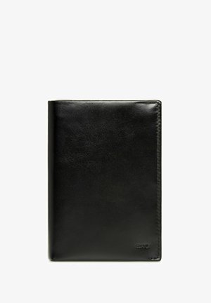 Czarny skórzany portfel o gładkiej fakturze, prostokątnym kształcie i subtelnych detalach przeszyć. Posiada tłoczone logo w dolnym prawym rogu.