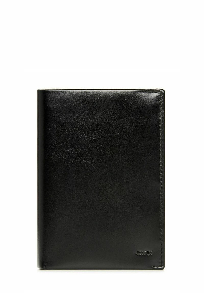 Czarny skórzany portfel o gładkiej fakturze, prostokątnym kształcie i subtelnych detalach przeszyć. Posiada tłoczone logo w dolnym prawym rogu.