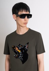 Antony Morato REGULAR FIT FLOCK PRINT - Majica kratkih rukava s printom - dark army