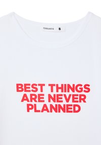 T-shirt in cotone bianco con maniche corte e scollo rotondo. Sul davanti è presente il testo rosso "LE MIGLIORI COSE NON SONO MAI PROGRAMMATE."