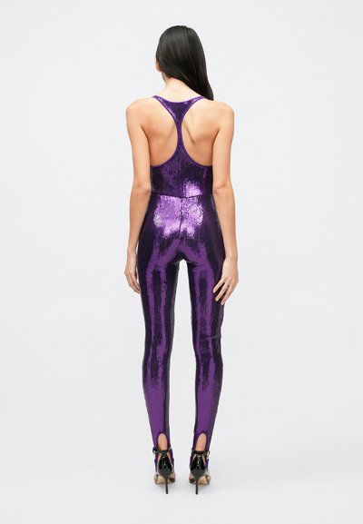Body en sequins violets avec un dos nageur, une silhouette ajustée et des découpes à la cheville. Texture brillante et couleur vibrante.