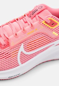 Nike Performance AIR ZOOM PEGASUS 40 UNISEX - Scarpe da corsa su strada - coral chalk/white/citron pulse/sea coral