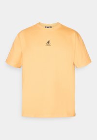 Gul bomulls T-skjorte med rund hals, korte ermer og en svart kenguru-logo på brystet. Enkel og uforfalsket design.