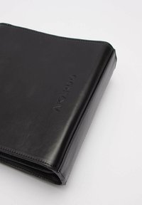 Czarna skórzana teczka o gładkiej fakturze, zaokrąglonych krawędziach oraz wytłoczonym logo "AKARDO". Minimalistyczny design i brak widocznych zapięć.