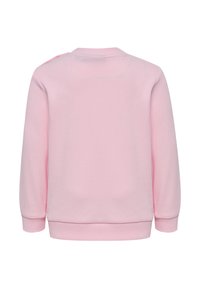 Jasnoróżowy sweter z okrągłym dekoltem, długimi rękawami i prążkowanymi mankietami. Charakteryzuje się gładką teksturą i minimalistycznym wzornictwem bez logo.
