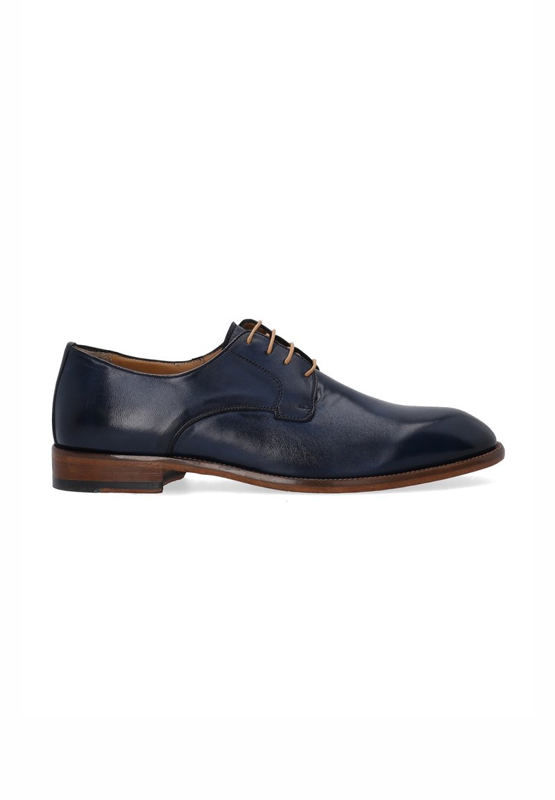 Navy leren veterschoenen met een ronde neus. Kenmerkt zich door een gladde afwerking, beige veters en een slanke bruine zool.
