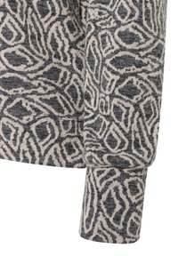 Gestrickter Pullover mit einem grauen und cremefarbenen abstrakten Muster. Verfügt über einen gerippten Ärmel und eine weiche Textur. Das detaillierte Design ist auffällig.