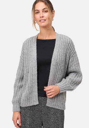 Grijze gebreide cardigan met een open voorkant, geribde manchetten en een losse pasvorm. De textuur is zacht en heeft een dik geweven patroon.
