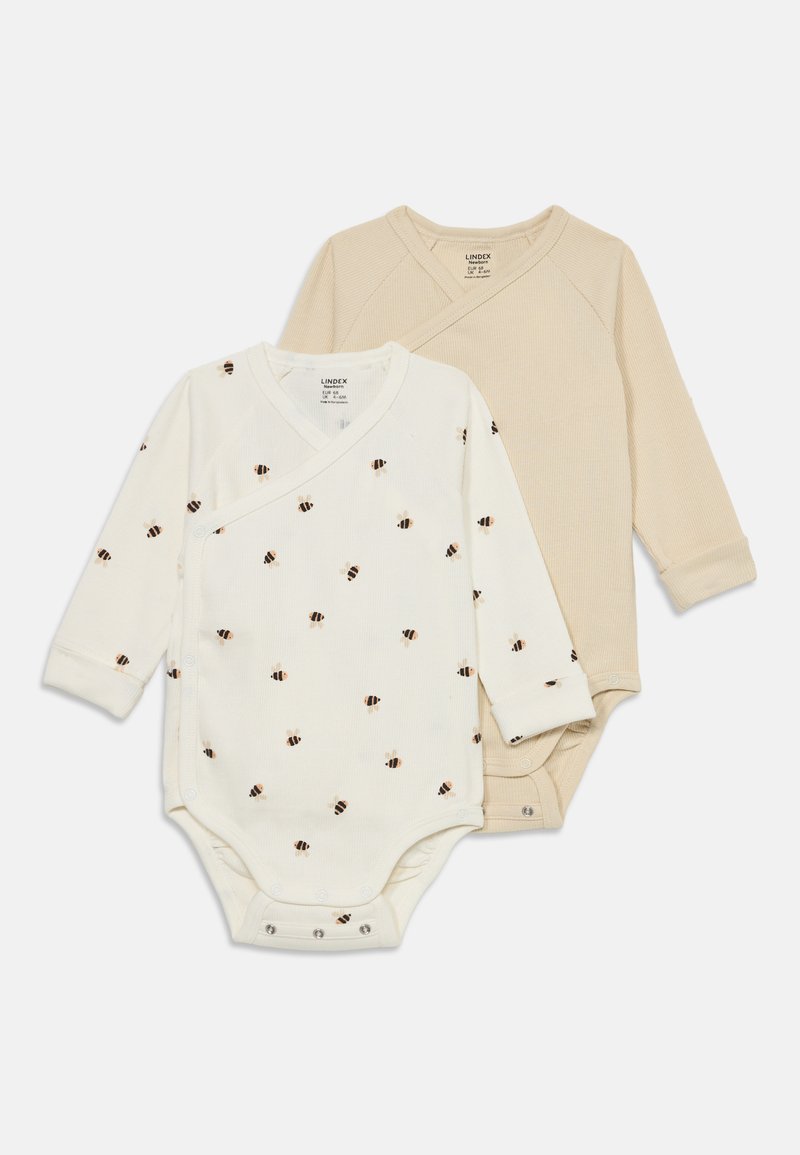 To baby bodysuits: en i krem med bieprint, og en i beige. Begge har lange ermer, omslagdesign og trykknapper nederst.
