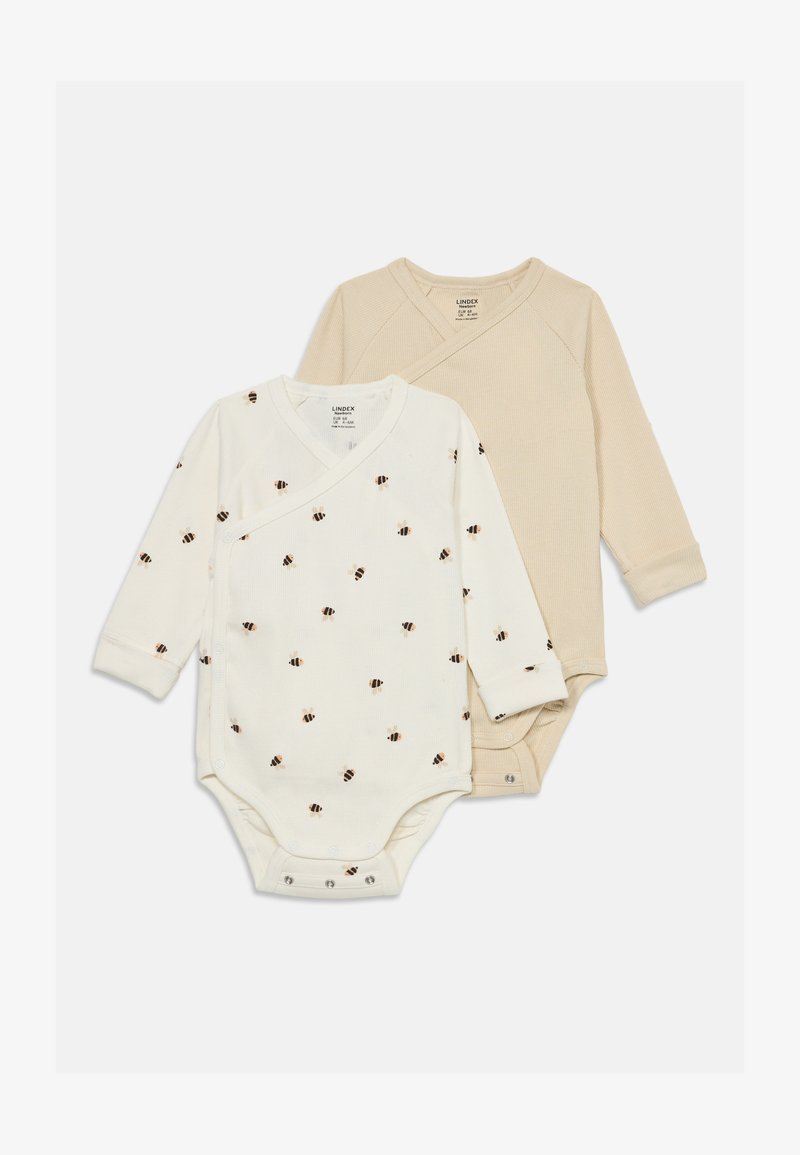 Dwa niemowlęce body: jedno w kolorze kremowym z nadrukiem pszczółek, a drugie w kolorze beżowym. Oba mają długie rękawy, krój kopertowy i zapięcia na napy na dole.