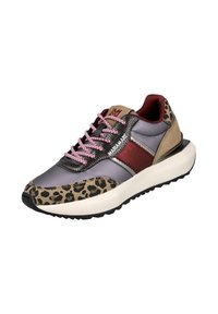 Zapatilla deportiva con material sintético gris, acentos de estampado de leopardo, detalles rojos, cordones rosas y una gruesa entresuela blanca con suela negra.