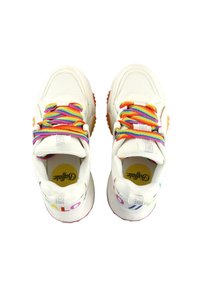 Baskets blanches avec des lacets colorés arc-en-ciel, dessus en maille texturée et semelle en caoutchouc. "ALOHA" imprimé sur le talon en plusieurs couleurs.