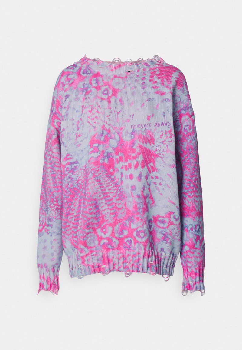 Lichte grijze en roze trui met een abstract patroon. Heeft een geribbelde zoom en mouwen, met een licht rafelige halslijn. Versace Jeans logo.