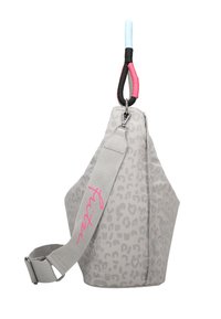 Bolso de estampado de leopardo gris, de forma triangular, con un detalle bordado en rosa, una correa desmontable y acentos en el asa texturizados y multicolores.