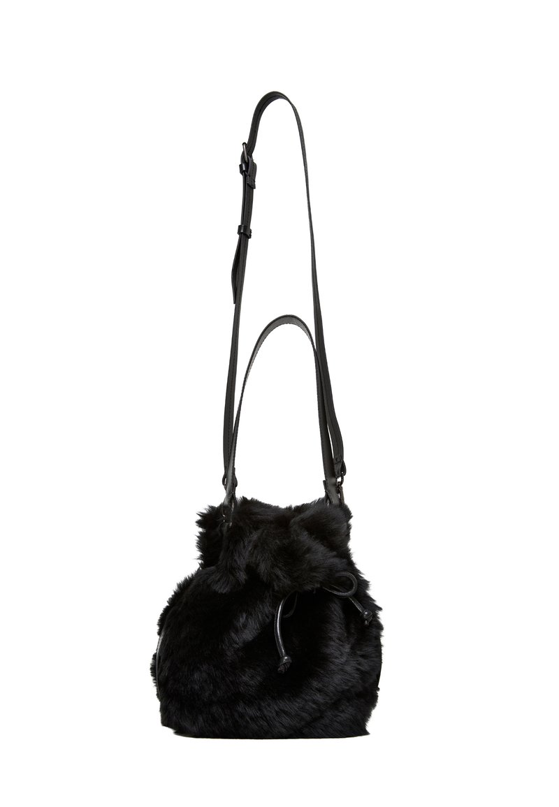 Borsa in ecopelliccia nera con chiusura a coulisse, dotata di un elegante manico in pelle regolabile. Morbido al tatto e dalla forma rotonda.