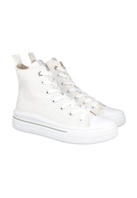 Zapatillas altas blanca de lona con una gruesa suela blanca y un sutil acento gris. Presenta cordones en la parte delantera y lengüetas en el talón.