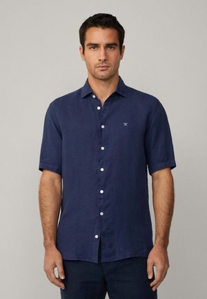 Camicia a maniche corte blu navy in lino, con un'apertura frontale con bottoni, bottoni bianchi e un logo ricamato discreto sul petto.
