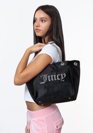 Schwarze Wildleder-Tote mit silberner Kettenhandtasche, verziert mit "Juicy" aus Strass. Strukturierte Form mit Druckknopfverschluss und metallischen Akzenten.