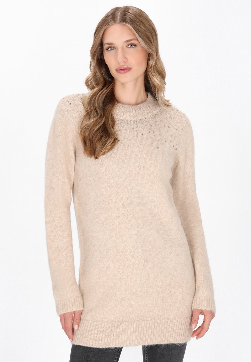 Maglione a maniche lunghe color beige chiaro con orlo e collo a costine, con accenti scintillanti sottili sulle spalle e una finitura morbida e testurizzata.