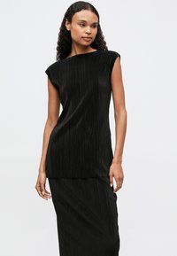 Μαύρο πλισέ φόρεμα με ψηλό λαιμόκοψη και μανίκια καπάκι, λεία υφή και εφαρμοστή σιλουέτα που εκτείνεται μέχρι τα μισά του γονάτου.