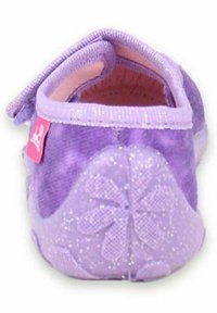 Lila weiche Schuh aus Stoff mit einem strukturierten Blumenmuster, abgerundetem Hinterteil und Glitzerakzenten. Verfügt über einen Klettverschluss für einen sicheren Sitz.