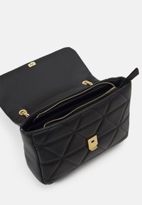 Schwarze, gesteppte Handtasche mit einem goldenen quadratischen Verschluss, ausgestattet mit einem Reißverschluss und zwei Innenfächern. Glatte Lederoberfläche.