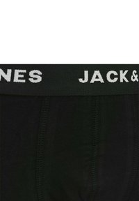 Sorte boxer briefs med synlige stikninger og en sort talje, der prydes af hvid tekst "JACK & JONES".