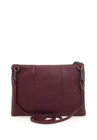 Piccola borsa a tracolla rettangolare in pelle bordeaux con superficie testurizzata, chiusura con zip e tracolla sottile regolabile arrotolata davanti.