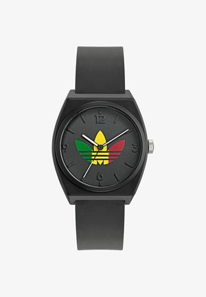 Schwarze Armbanduhr mit schwarzem Armband, mattem Zifferblatt mit erhabenen Zahlen und dreifarbiger Rot-, Gelb-, Grün-Kleeblatt-Logo in der Mitte, silberne Krone.