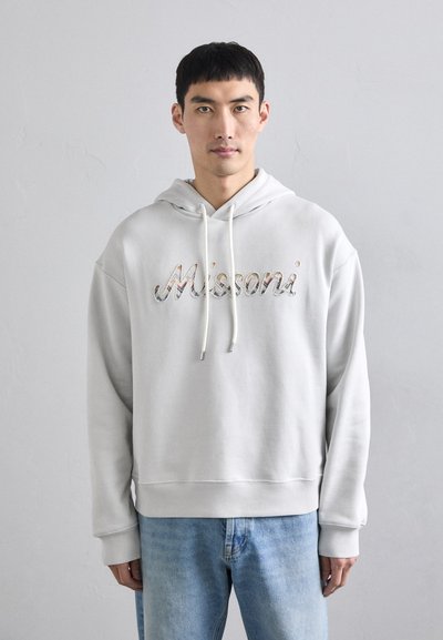 Felpa grigia chiara con una vestibilità comoda; presenta il ricamo "Missoni" in multicolore. Tessuto morbido con cappuccio regolabile e polsini a coste.