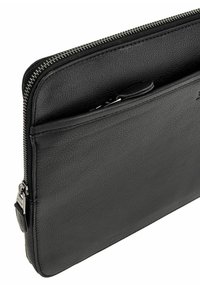 Czarna skórzana kieszeń na laptopa o teksturowanym wykończeniu, z zamkiem błyskawicznym i przednią kieszenią. Posiada eleganckie krawędzie oraz srebrne akcenty.