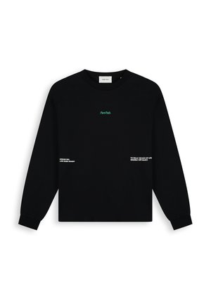 Zwart shirt met lange mouwen en een groen "Pure Path"-logo in het midden, met witte motiverende tekst aan de onderkant aan de voorkant: "Droom groot, leef nog groter" en "Om het levenspad moedig en gedurfd te bewandelen."