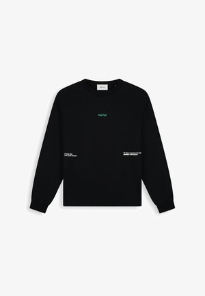 Zwart shirt met lange mouwen en een groen "Pure Path"-logo in het midden, met witte motiverende tekst aan de onderkant aan de voorkant: "Droom groot, leef nog groter" en "Om het levenspad moedig en gedurfd te bewandelen."