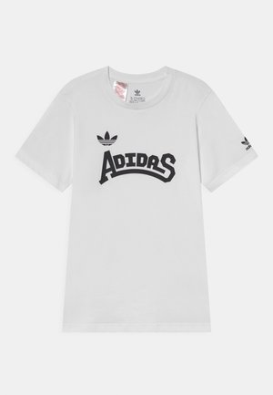 Hvid kortærmet Adidas t-shirt med sort Adidas-logo og tekst på brystet samt et lille logo på venstre ærme.