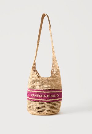 Sac à épaule beige tissé avec un motif en maille ouverte, une large bandoulière, et une bande horizontale violette avec le texte « VANESSA BRUNO ».