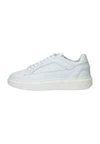 Witte leren sneakers met textuur aan de zijkanten, platte veters en een verhoogde witte rubberen zool. Minimalistisch ontwerp zonder zichtbare logo's.