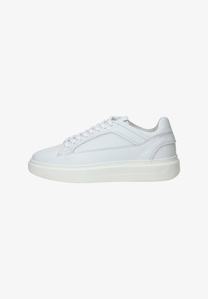 Witte leren sneakers met textuur aan de zijkanten, platte veters en een verhoogde witte rubberen zool. Minimalistisch ontwerp zonder zichtbare logo's.